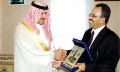 محافظ حضرموت يقدم درعا تذكارية لسمو الامير سلطان بن سلمان بن عبدالعزيز