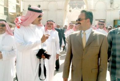 محافظ حضرموت يرافق سمو الأمير وأعضاء الوفد في جولة بمدينة شبام