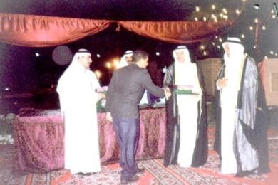 الطالب المتفوق ذويزن أثناء تكريمه بالميدالية البرونزية في اولمبياد الفيزياء التاسع على مستوى دول مجلس التعاون الخليجي