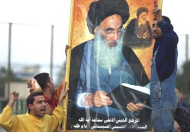 متظاهرون يحملون صورة آية الله علي السيستاني