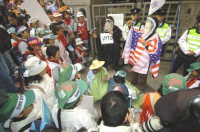 محتجون يستهدفون قنصليتي أمريكا وكوريا الجنوبية في هونج كونج