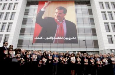 الصحفيون لدى اعتصامهم امس امام دار «النهار» في بيروت احتجاجا اغتيال جبران تويني