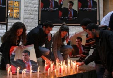 طلاب لبنانيون يضعون الشموع احتجاجاً على مقتل جبران تويني ..
