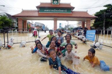 الفيضانات تقتل 35 في جنوب تايلاند
