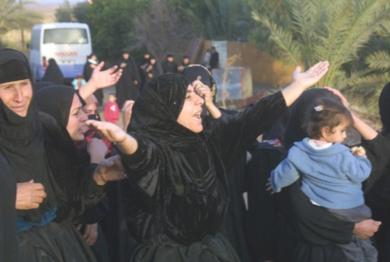 نساء عراقيات يصرخن بعد مقتل احد اقاربهن
