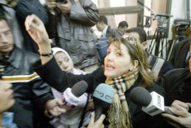 زوجة أيمن نور داخل المحكمة تردد صراخ زوجها بعد الحكم