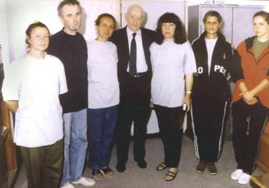 الممرضات البلغاريات المحكوم عليهن بالاعدام في ليبيا اثناء زيارة للمحامي هريستو دانوف (وسط) موفد الرئيس البلغاري في سجن طرابلس في 6/4/2001