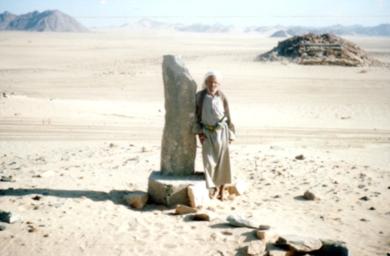 معمر هلالي يقف بجانب (سحبول) ابو زيد وتظهر خلفه آثار قصر الأمير مرعي بمرخة