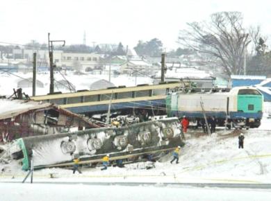 مقتل اربعة في حادث قطار وعواصف ثلجية تضرب اليابان