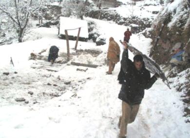 الامطار والثلوج تعرقل عمليات الانقاذ في باكستان