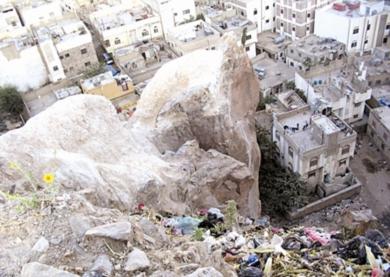 الصخور الكبيرة الواقعة فوق الجبل تشكل تهديدا خطيرا على منطقة الكسارة بتعز في حال سقوطها على منازل المواطنين