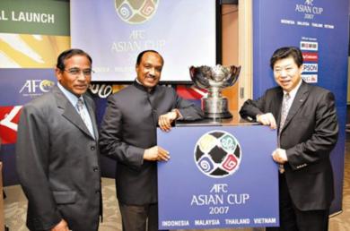 رئيس الاتحاد الآسيوي محمد بن همام في لقطة مع الكأس الآسيوية قبيل اجراء القرعة