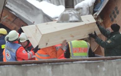 العثور على جثتين أخريين في صالة تزلج انهار سقفها بألمانيا