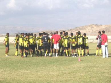 لاعبو الصقر مجتمعون امام مدربهم الاثيوبي لتلقي التعليمات