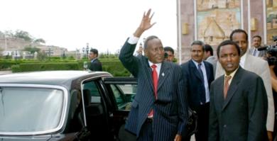 رئيس الحكومة الصومالية يودع فخامة الرئيس بعد توقيع الاتفاقية