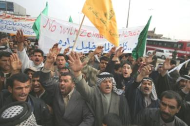 مئات العراقيين الشيعة يتظاهرون في بغداد
