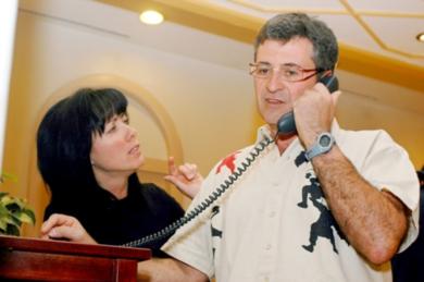 بيير جورجيو جامبا يتصل بالهاتف فيما تقف باتريزيا روسي مستمعة بلهفة