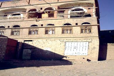 آثار الدمار على منزلين لمواطنين بعد معارك بين الجيش وأتباع الحوثي بمنطقتي سودان وبيت زقم بصعدة الأسبوع الماضي