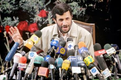 الرئيس الإيراني محمد أحمدي نجاد يتحدث في المؤتمر الصحفي بطهران أمس