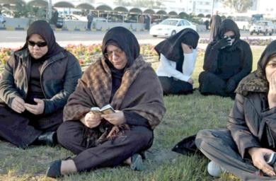 نساء كويتيات يبكين أمير البلاد ويقرأن على روحه آيات من القرآن الكريم خارج القصر الأميري