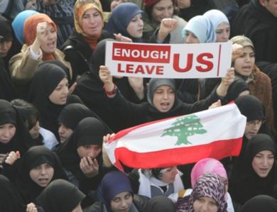 نساء لبنانيات يرددن شعارات معادية لامريكيا