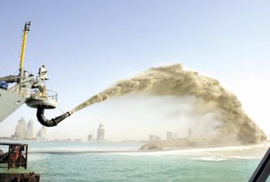 ضخ الرمل إلى الجزيرة الاصطناعية كجزء من مشروع كبير ببليون دولار لموانئ دبي في سبتمبر الماضي