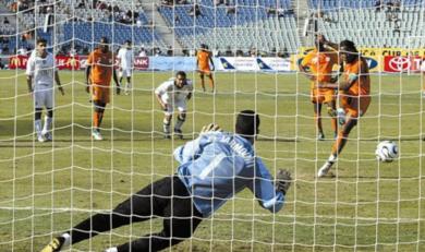 العاجي دروجبا يسجل هدف بلاده الوحيد في مرمى المغرب