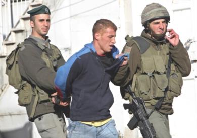 جنديان اسرائيليان يعتقلان فتى فلسطيني 