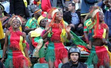 الرقص الكاميروني الافريقي حضر في مدرجات البطولة ولفت الأنظار
