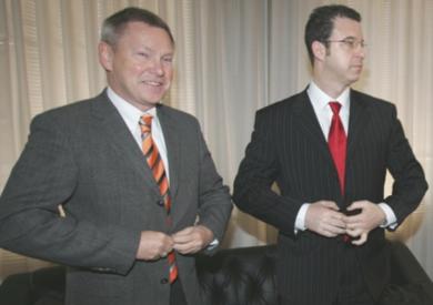 من اليمين القاضي البلجيكي سيرج برامرتس وبجانبه ديتليف ميليس