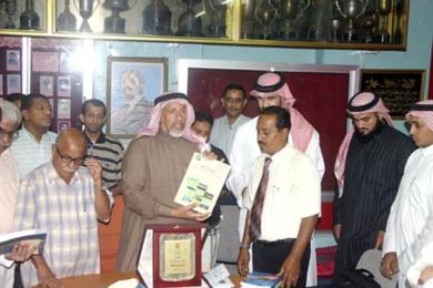 الوفد السعودي يتبادل الهدايا التذكارية مع مدير مكتب الشباب وإدارة نادي التلال