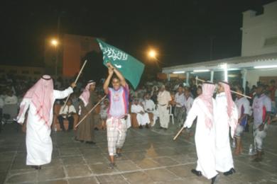 لقطة لرقصة مشتركة أداها الشباب السعودي واليمني