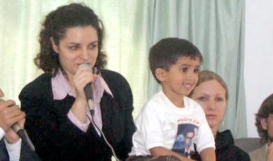 المحامية الاميركية ريتا فوستر مع الطفل احمد ابن المعتقل محمد الاسدي