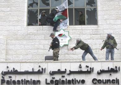 مسلحين من فتح يقتحمون مقر المجلس التشريعي في غزة