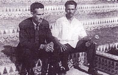 الفقيد ناصر السقاف وعلى يساره الفقيد عوض الحامد في القاهرة عام 1959م