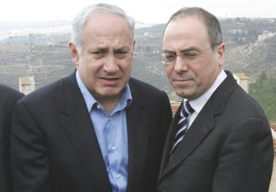 من اليسار زعيم حزب الليكود اليميني الاسرائيلي بنيامين نتانياهو وبجانبة وزير الخارجية الاسرائيلي سيلفان شالوم