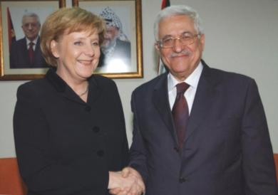 المستشارة الالمانية انجيلا ميركل مع  الرئيس الفلسطيني محمود عباس