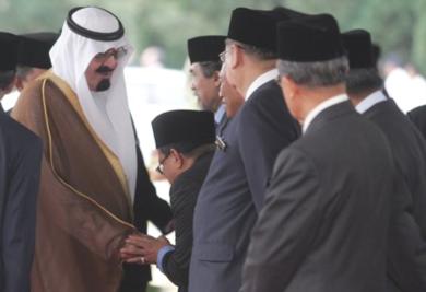 العاهل السعودي الملك عبدالله بن عبدالعزيز خلال زيارة لماليزيا