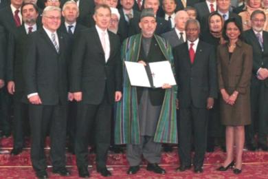 الرئيس الافغاني حامد كرزاي يتسلم مساعدات في المؤتمر الاقتصادي والعسكري في لندن