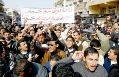 عراقيون يرددون شعارات مناهضة للدنمارك خلال مظاهرة يوم امس