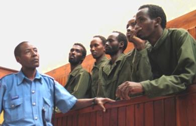 المتهمين الصوماليين في قاعة المحكمة
