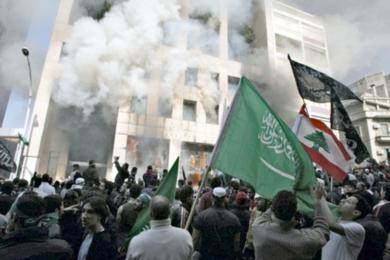 المتظاهرون امام القنصلية الدنماركية في بيروت يوم أمس وهي تشتعل
