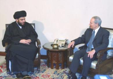 الزعيم الشيعي العراقي مقتدى الصدر مع وزير الخارجية فاروق الشرع