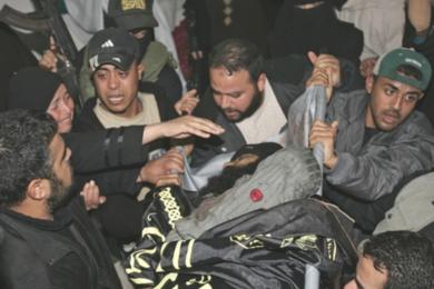فلسطينيون يحملون الشهيد عدنان بستان 