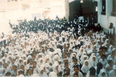 طلاب وطالبات المدارس الثانوية والأساسية أثناء تجمعهم أمس في الشحر