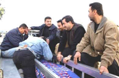 اصدقاء المقاول الكردي شيرزاد نجم جرجيس يبكون فوق جثمانه