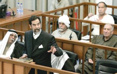 الرئيس العراقي السابق صدام حسين ومعاونية في جلسة امس الاول