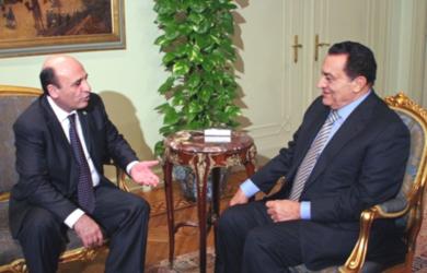 الرئيس المصري حسني مبارك مع وزير الدفاع الاسرائيلي شاؤول موفاز
