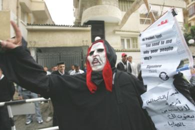 متظاهرون من حركة كفاية يطالبون بمحاكمة مسؤولين العبارة الغارقة
