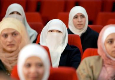 نساء مسلمات يتابعن حديث الدعاة في المؤتمر